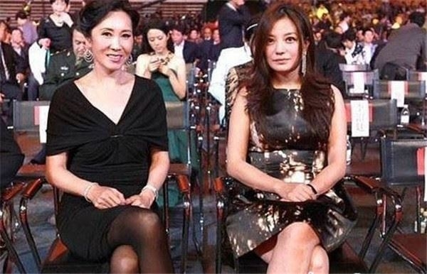 Người đàn bà giúp Triệu Vy năm quyền Cbiz