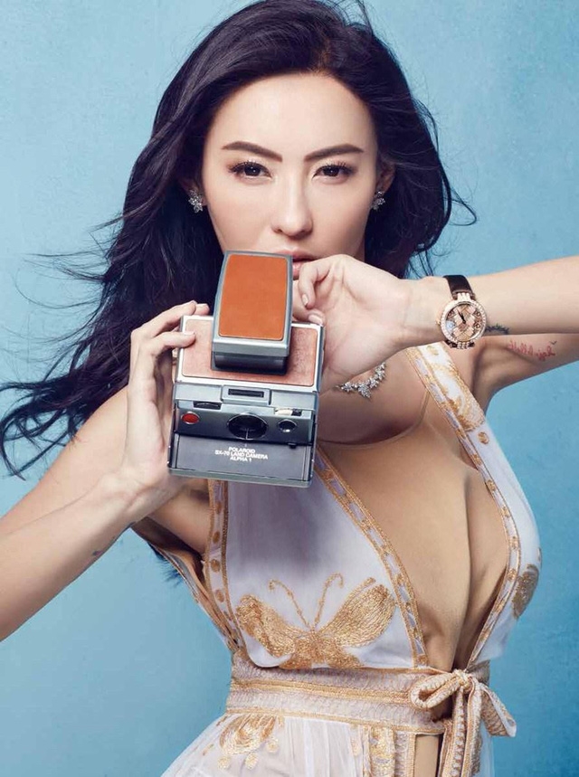 Địch Lệ Nhiệt Ba, AngelaBaby từng vất vả kiếm sống trước khi nổi tiếng