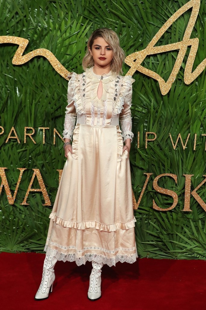 Selena ăn mặc diêm dúa, sến súa ở British Fashion Awards 2017
