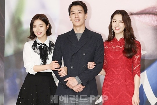 Shin Se Kyung xinh đẹp, dịu dàng trong họp báo 'Black Knight'
