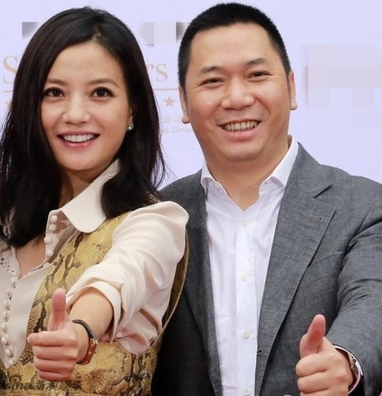 Triệu Vy được ông xã Huỳnh Hiểu Long bảo vệ giữa bão scandal