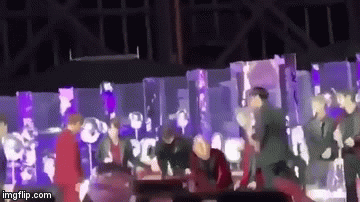 Fan EXO dùng lời tục tĩu mắng chửi Wanna One tại lễ trao giải