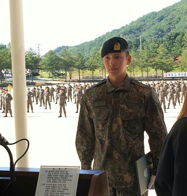 Ji Chang Wook đăng ảnh mới thông báo trở lại doanh trại quân đội