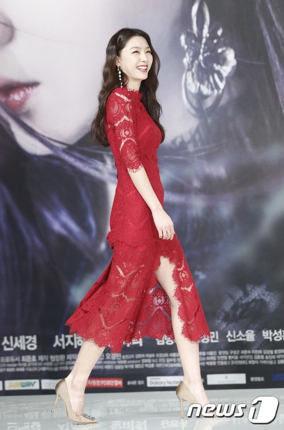Nữ phụ vô danh “lấn át” Shin Se Kyung và Kim Rae Won