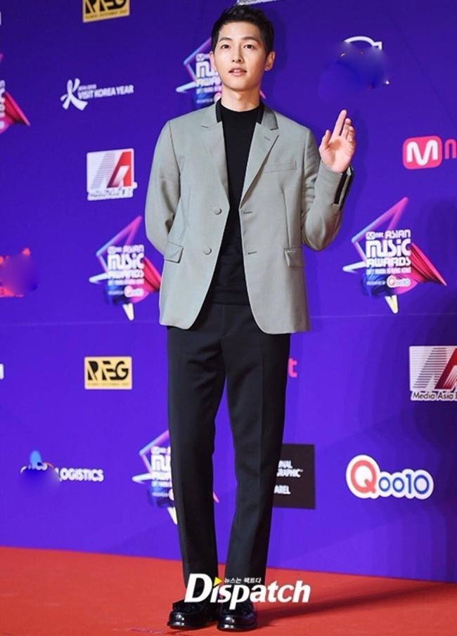 Song Joong Ki thay đổi với với style kì lạ