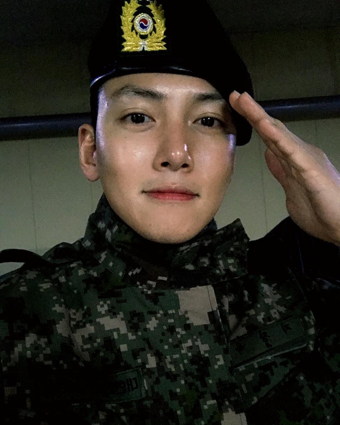 Ji Chang Wook đăng ảnh mới thông báo trở lại doanh trại quân đội