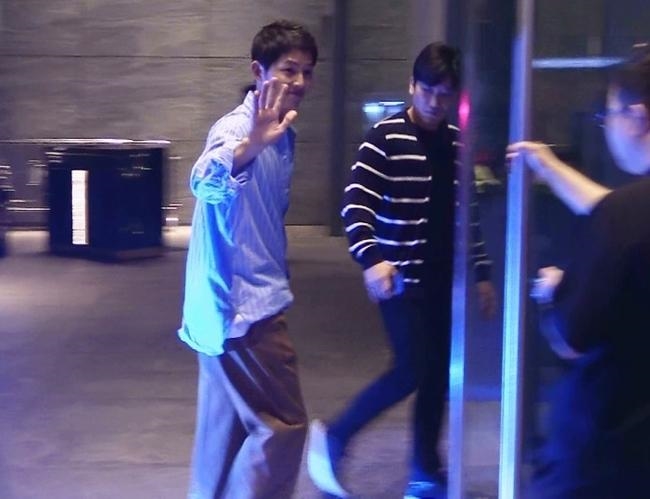 Song Joong Ki thay đổi với với style kì lạ