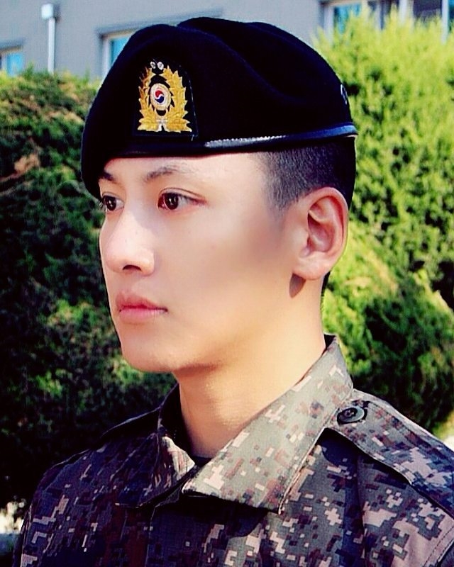 Ji Chang Wook đăng ảnh mới thông báo trở lại doanh trại quân đội