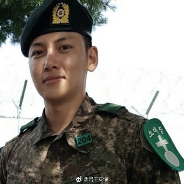 Ji Chang Wook đăng ảnh mới thông báo trở lại doanh trại quân đội
