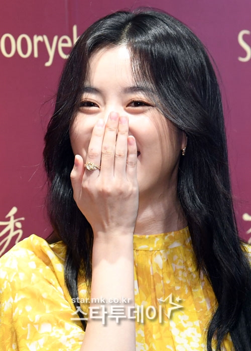 Han Hyo Joo duyên dáng, thanh lịch, xinh như tiên nữ trong sự kiện mới