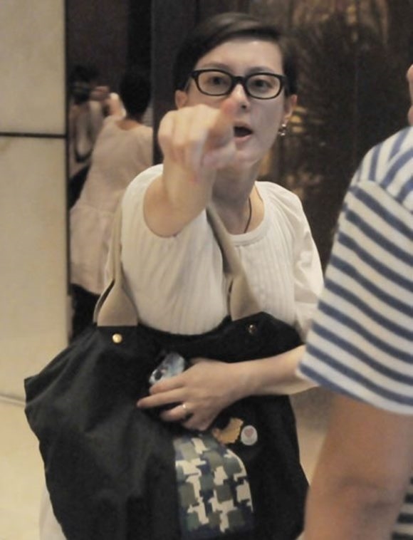 Sao Hoa ngữ và những lần đụng độ "không kiêng nể" với paparazzi