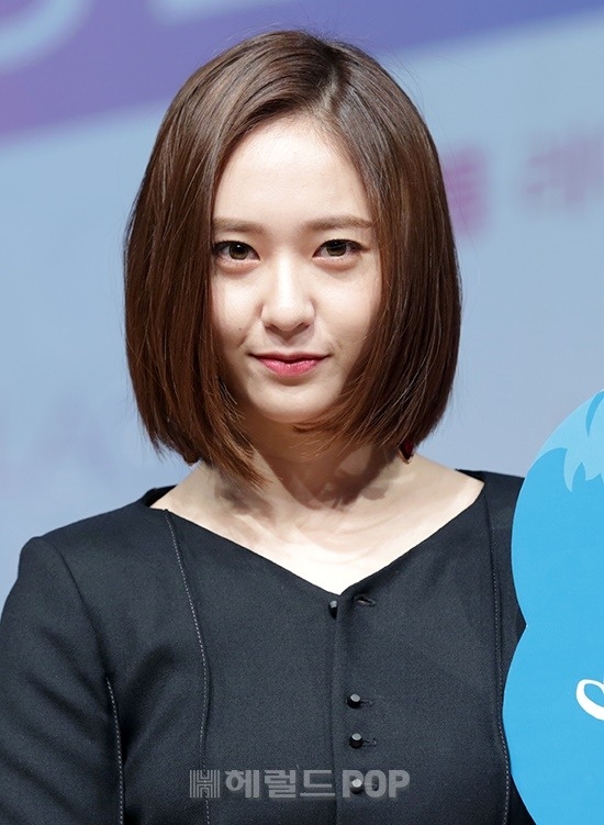 Krystal dịu dàng, nữ tính trong sự kiện giao lưu khán giả mới
