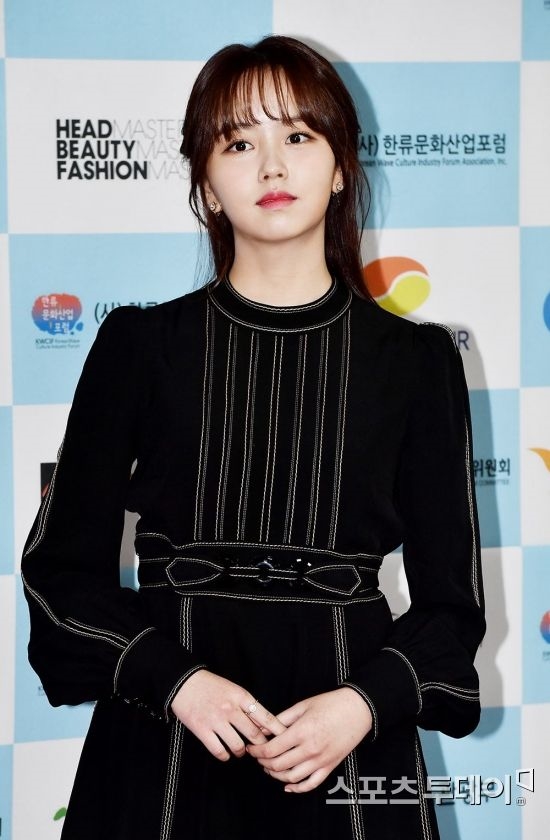 Kim So Hyun xinh như búp bê tới nhận giải Hallyu năm 2017