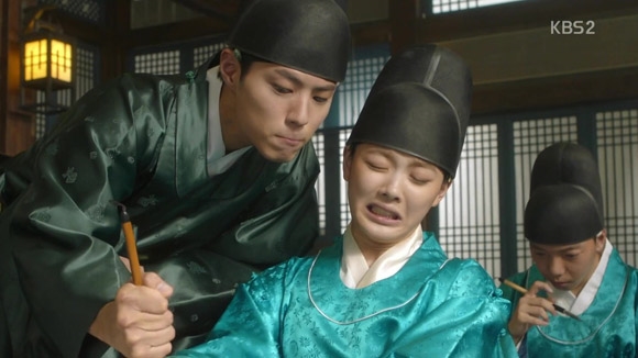 Kim Yoo Jung đánh lụi trắc nghiệm trong phòng thi bỗng nhiên gây sốt