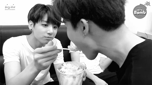 JiKook trở thành cặp đôi được ship nhiều nhất 2017