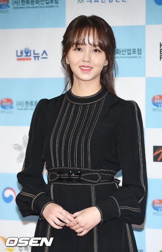 Kim So Hyun xinh như búp bê tới nhận giải Hallyu năm 2017