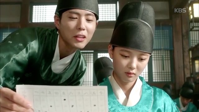 Kim Yoo Jung đánh lụi trắc nghiệm trong phòng thi bỗng nhiên gây sốt