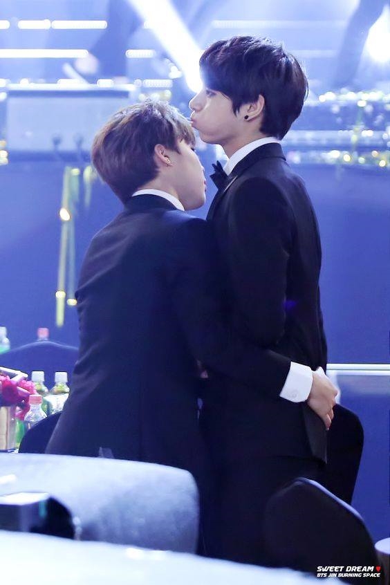 JiKook trở thành cặp đôi được ship nhiều nhất 2017