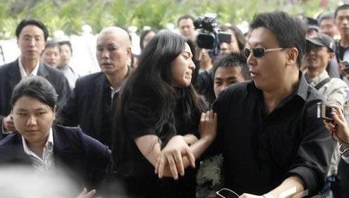 Sao Hoa ngữ và những lần đụng độ 'không kiêng nể' với paparazzi