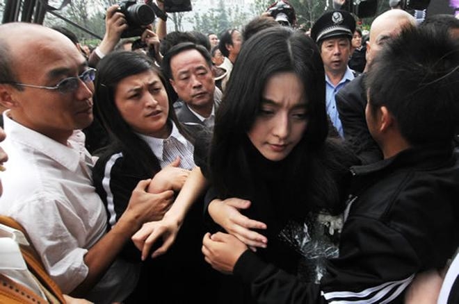Sao Hoa ngữ và những lần đụng độ 'không kiêng nể' với paparazzi