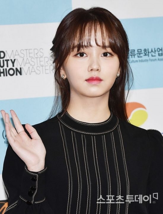 Kim So Hyun xinh như búp bê tới nhận giải Hallyu năm 2017
