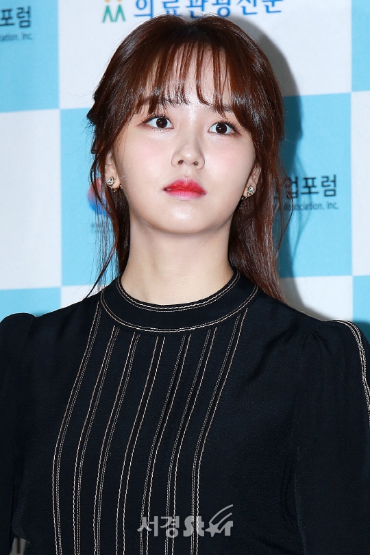 Kim So Hyun xinh như búp bê tới nhận giải Hallyu năm 2017