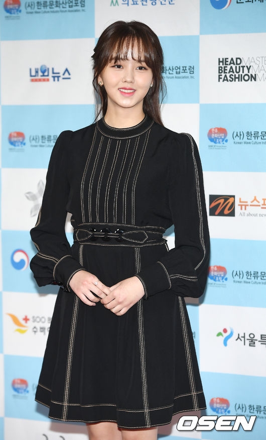 Kim So Hyun xinh như búp bê tới nhận giải Hallyu năm 2017
