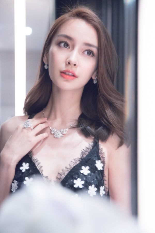 AngelaBaby gây sốc vì thân hình gầy gò chỉ còn 'da bọc xương'