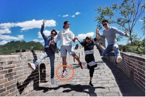 Huỳnh Hiểu Minh bị 'lật tẩy' chiêu ăn gian chiều cao khi làm người mẫu