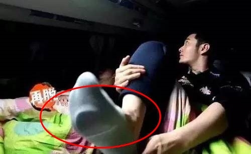 Huỳnh Hiểu Minh bị 'lật tẩy' chiêu ăn gian chiều cao khi làm người mẫu