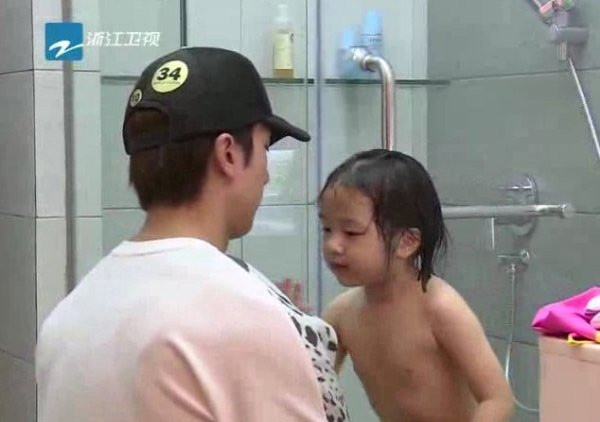 Ngô Tôn hứng chỉ trích khi đăng ảnh nhạy cảm của con lên mạng xã hội