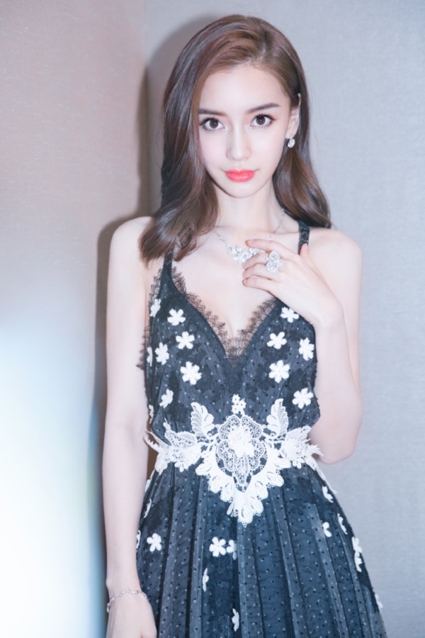 AngelaBaby gây sốc vì thân hình gầy gò chỉ còn 'da bọc xương'