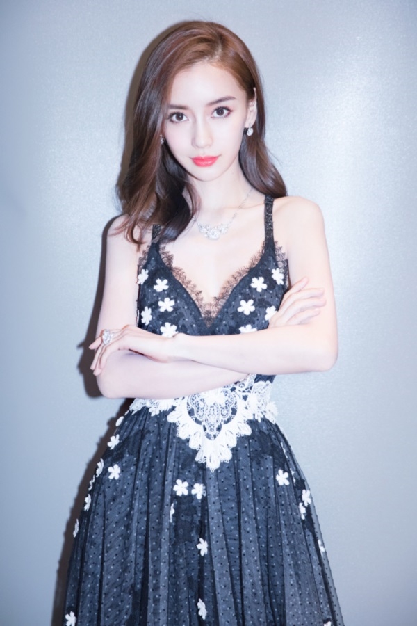 AngelaBaby gây sốc vì thân hình gầy gò chỉ còn 'da bọc xương'