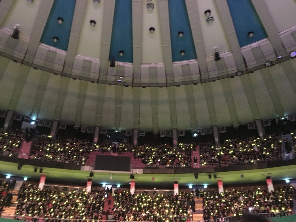 Vợ chồng Song Joong Ki mùi mẫn rủ nhau đến xem concert của IU