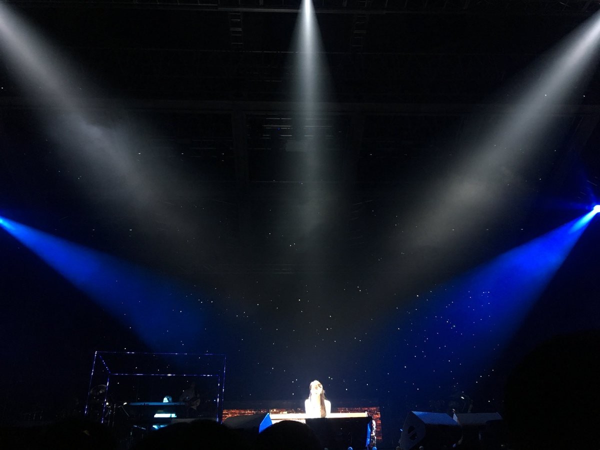 Vợ chồng Song Joong Ki mùi mẫn rủ nhau đến xem concert của IU