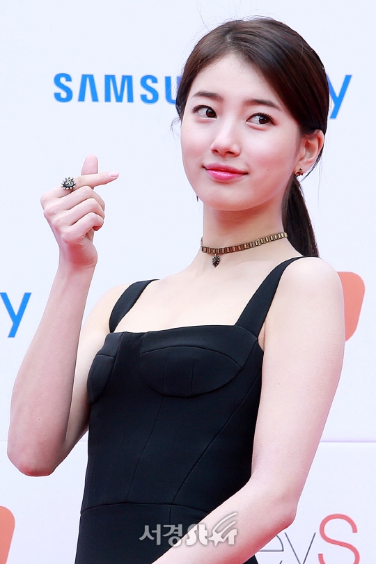 Suzy làm fan ấm lòng khi chuyên tâm làm từ thiện và sự nghiệp