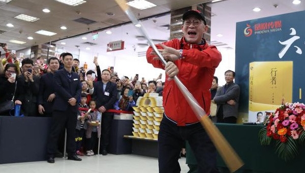 Lục Tiểu Linh Đồng lại múa gậy Như Ý kiếm tiền khiến dân mạng ngán ngẩm