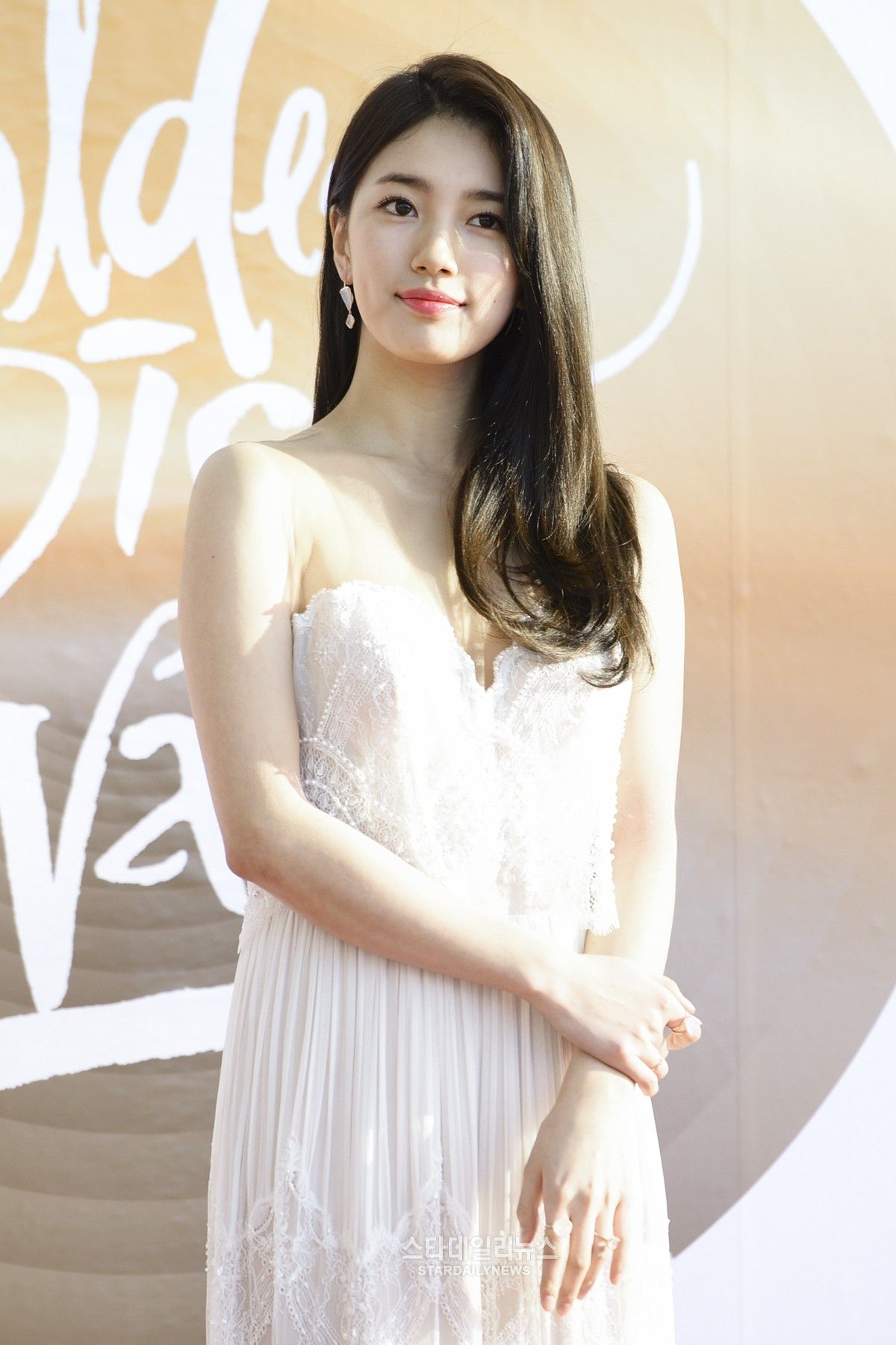 Suzy làm fan ấm lòng khi chuyên tâm làm từ thiện và sự nghiệp