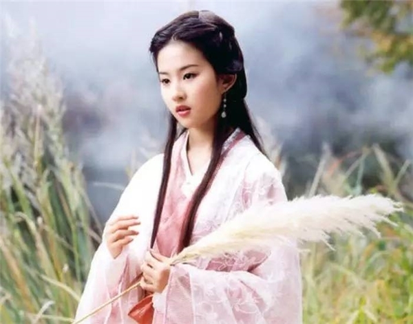 Nàng Vương Ngữ Yêngây bão MXH nhờ clip năm xưa do netizen tìm lại