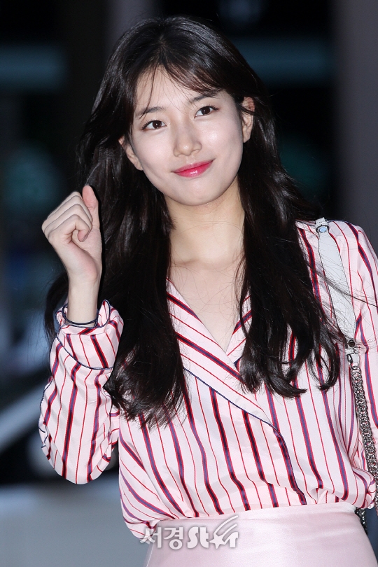Suzy làm fan ấm lòng khi chuyên tâm làm từ thiện và sự nghiệp
