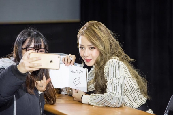 Sao Việt họp fan nước ngoài người đông nghịt người thưa thớt