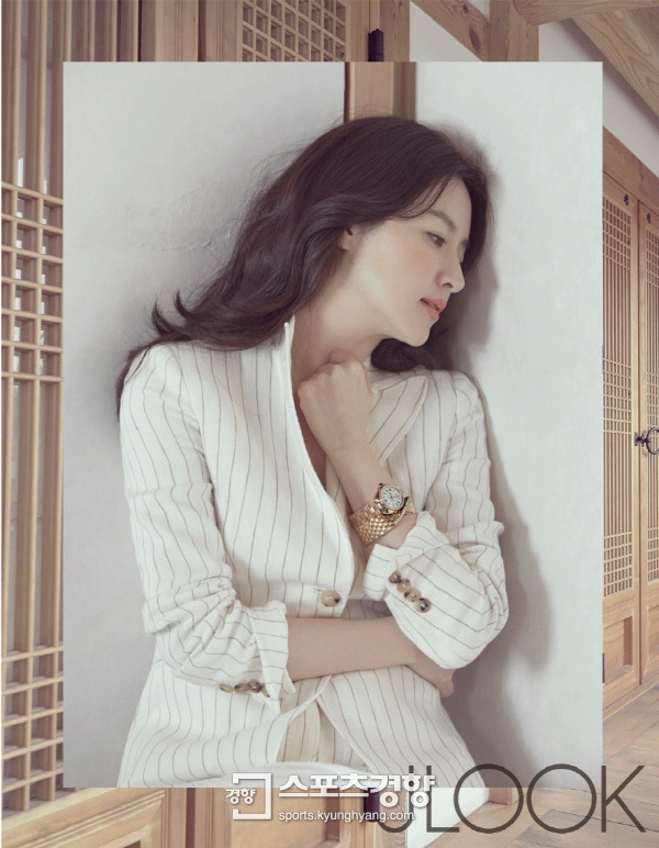 Lee Young Ae tạo chủ đề nóng sau khi xuất hiện quá duyên dáng tại MAMA