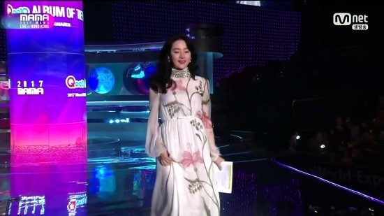 Lee Young Ae tạo chủ đề nóng sau khi xuất hiện quá duyên dáng tại MAMA