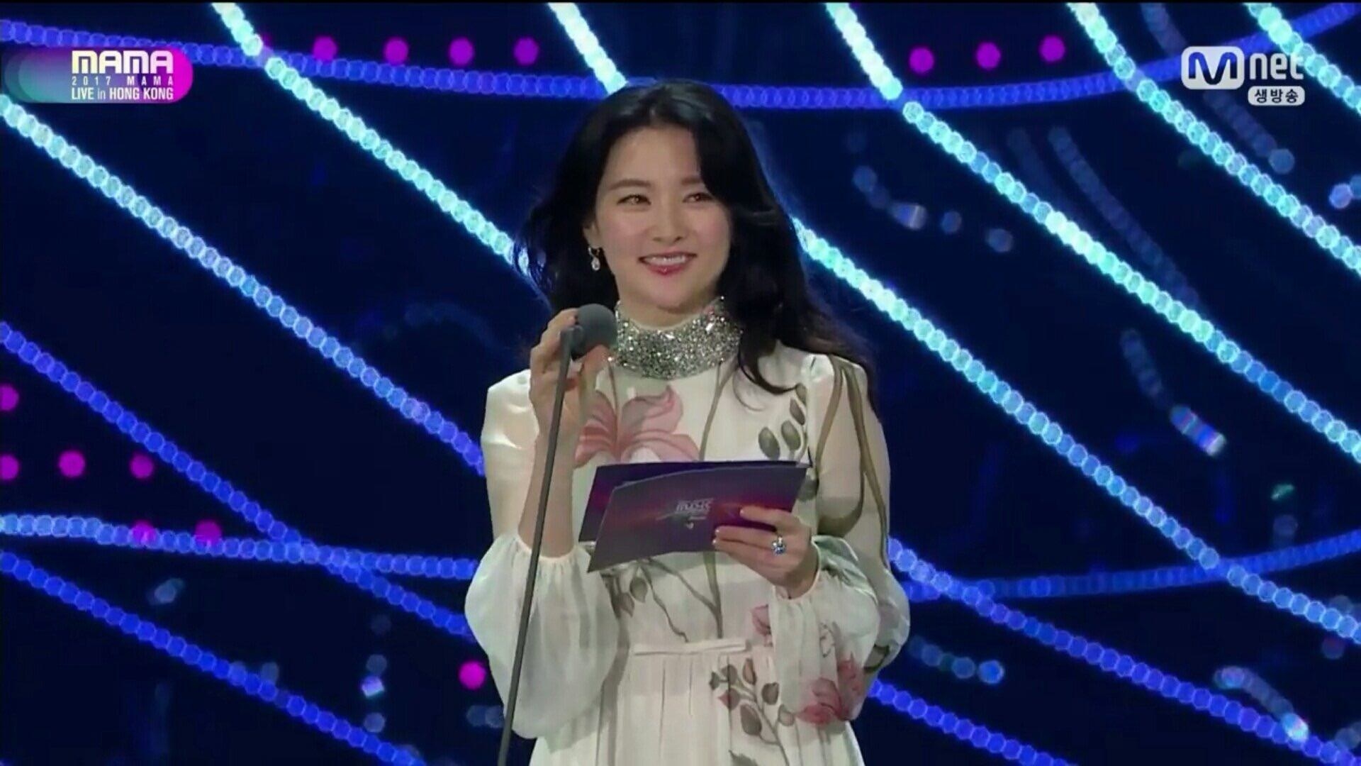 Lee Young Ae tạo chủ đề nóng sau khi xuất hiện quá duyên dáng tại MAMA