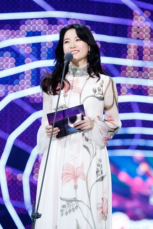 Lee Young Ae tạo chủ đề nóng sau khi xuất hiện quá duyên dáng tại MAMA