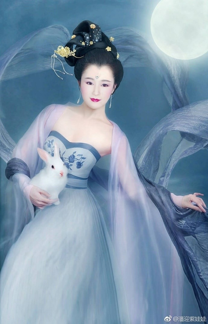 Sao U70 của Hoa ngữ gây sốc vì khoe vẻ đẹp 'không tuổi' nhờ photoshop
