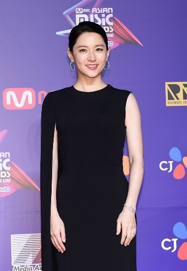 Lee Young Ae tạo chủ đề nóng sau khi xuất hiện quá duyên dáng tại MAMA