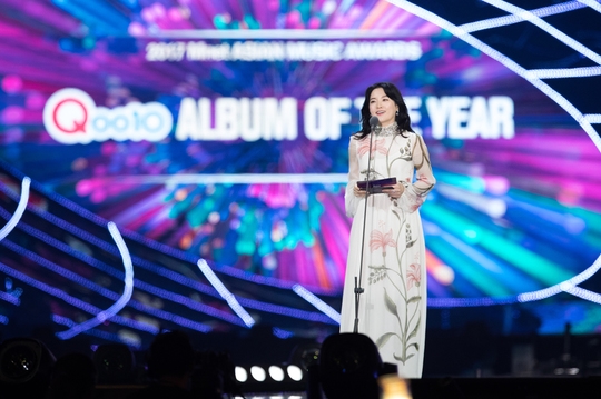 Lee Young Ae tạo chủ đề nóng sau khi xuất hiện quá duyên dáng tại MAMA