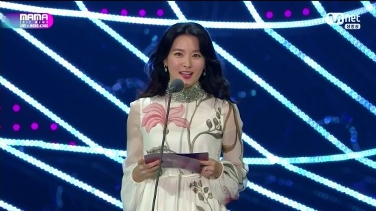 Lee Young Ae tạo chủ đề nóng sau khi xuất hiện quá duyên dáng tại MAMA