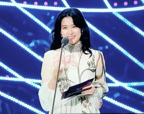 Lee Young Ae tạo chủ đề nóng sau khi xuất hiện quá duyên dáng tại MAMA